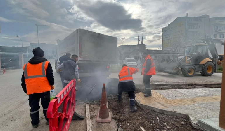 Altınova’da Yol Onarım Seferberliği Aralıksız Devam Ediyor