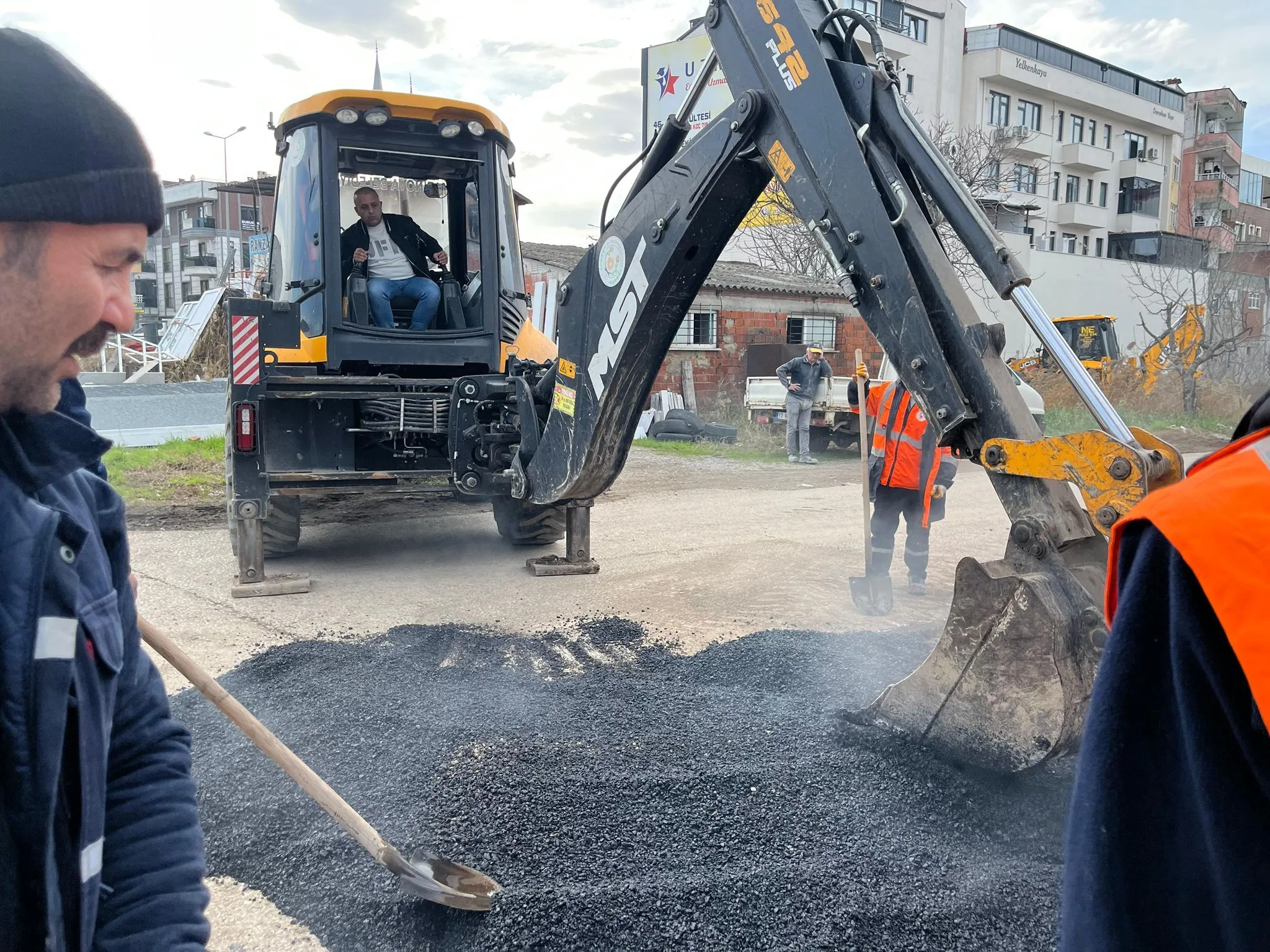 Altınova’da Yol Onarım Seferberliği Aralıksız Devam Ediyor 4 Altınova’da Yol Onarım Seferberliği Aralıksız Devam Ediyor