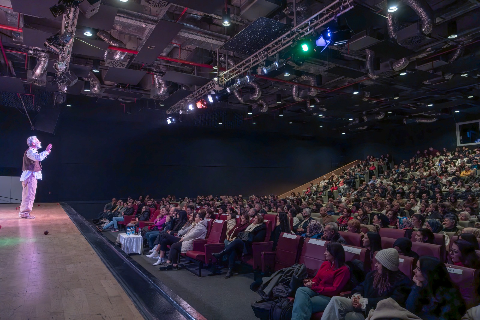 YALOVA SAHNESİNDE YURDAER OKUR İMZASI