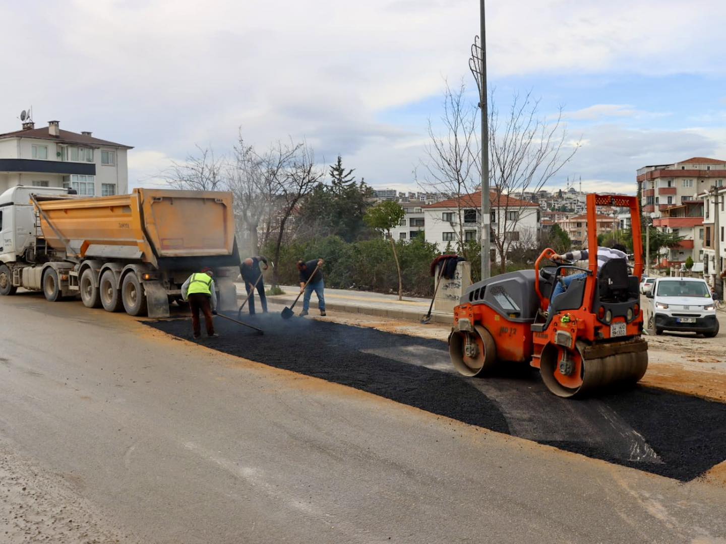 YALOVA BELEDİYESİ EKİPLERİ SAHADA ÇALIŞMALARINI SÜRDÜRÜYOR