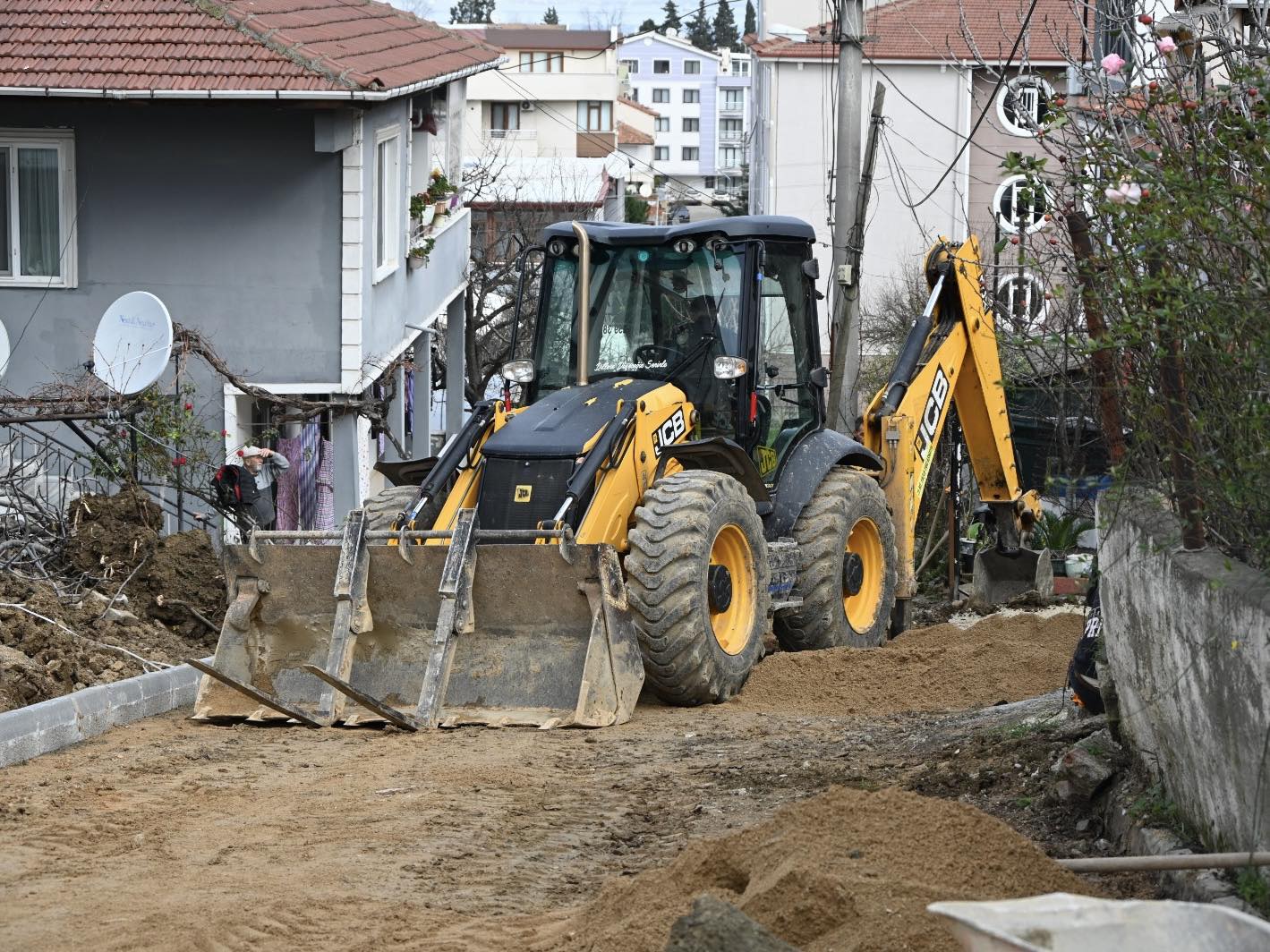 YALOVA BELEDİYESİ EKİPLERİ SAHADA ÇALIŞMALARINI SÜRDÜRÜYOR