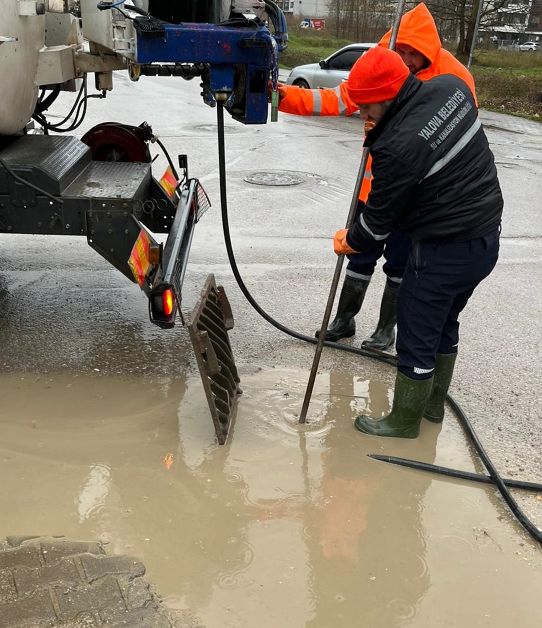 YALOVA BELEDİYESİ’NDEN YAĞIŞ MESAİSİ
