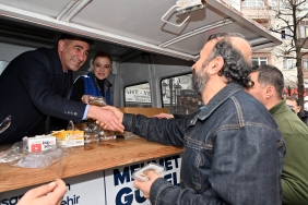 YALOVA BELEDİYESİ’NDEN 6 ŞUBAT DEPREMİ’NİN YIL DÖNÜMÜNDE VATANDAŞLARA HELVA İKRAMI