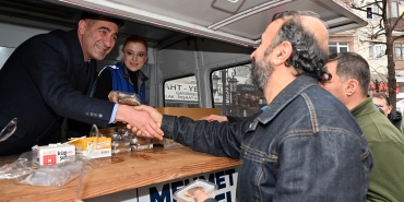 YALOVA BELEDİYESİ’NDEN 6 ŞUBAT DEPREMİ’NİN YIL DÖNÜMÜNDE VATANDAŞLARA HELVA İKRAMI