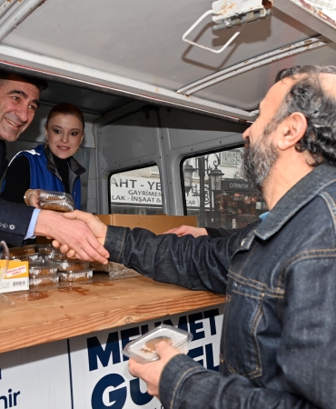 YALOVA BELEDİYESİ’NDEN 6 ŞUBAT DEPREMİ’NİN YIL DÖNÜMÜNDE VATANDAŞLARA HELVA İKRAMI