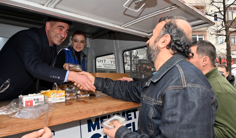 YALOVA BELEDİYESİ’NDEN 6 ŞUBAT DEPREMİ’NİN YIL DÖNÜMÜNDE VATANDAŞLARA HELVA İKRAMI