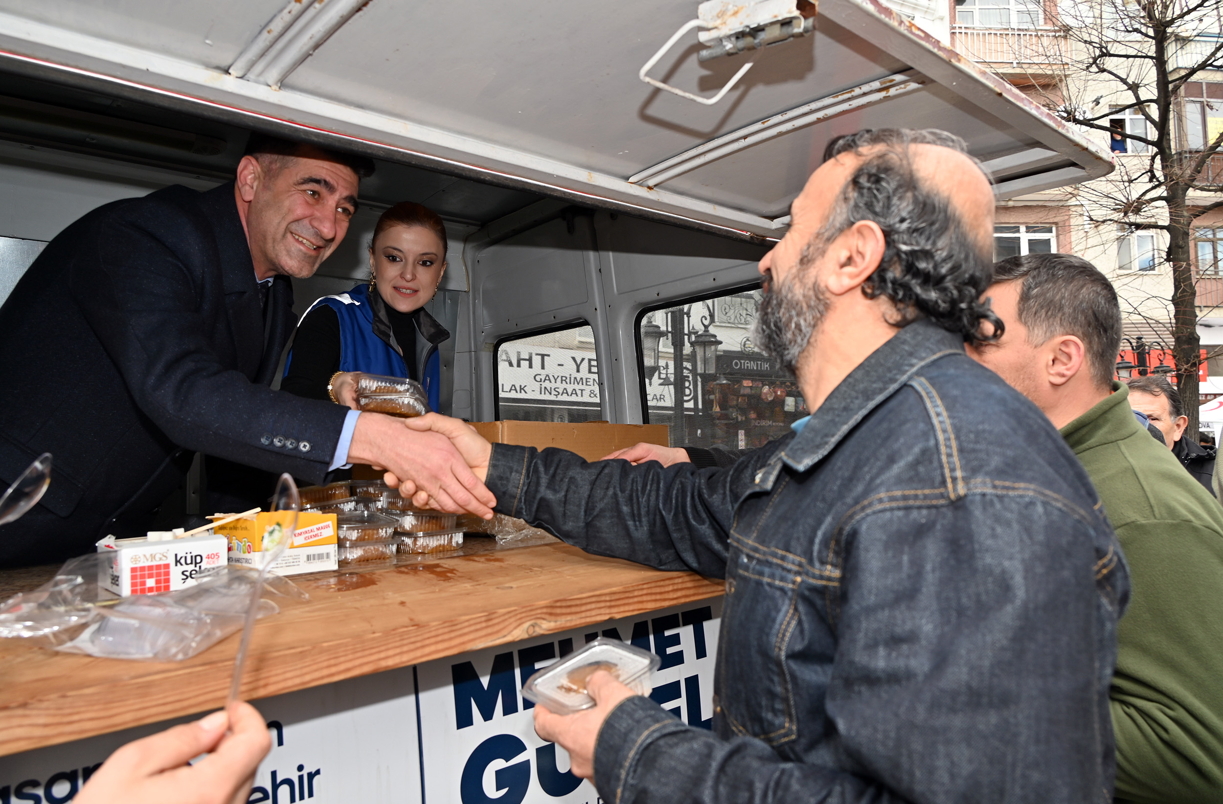 YALOVA BELEDİYESİ’NDEN 6 ŞUBAT DEPREMİ’NİN YIL DÖNÜMÜNDE VATANDAŞLARA HELVA İKRAMI