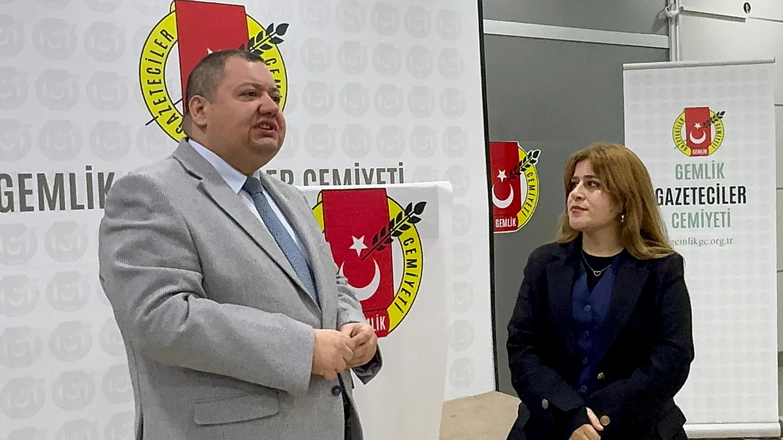 Gemlik Gazeteciler Cemiyeti Büyümeye Devam Ediyor: Yeni Üyelere Törenle Rozet Takıldı