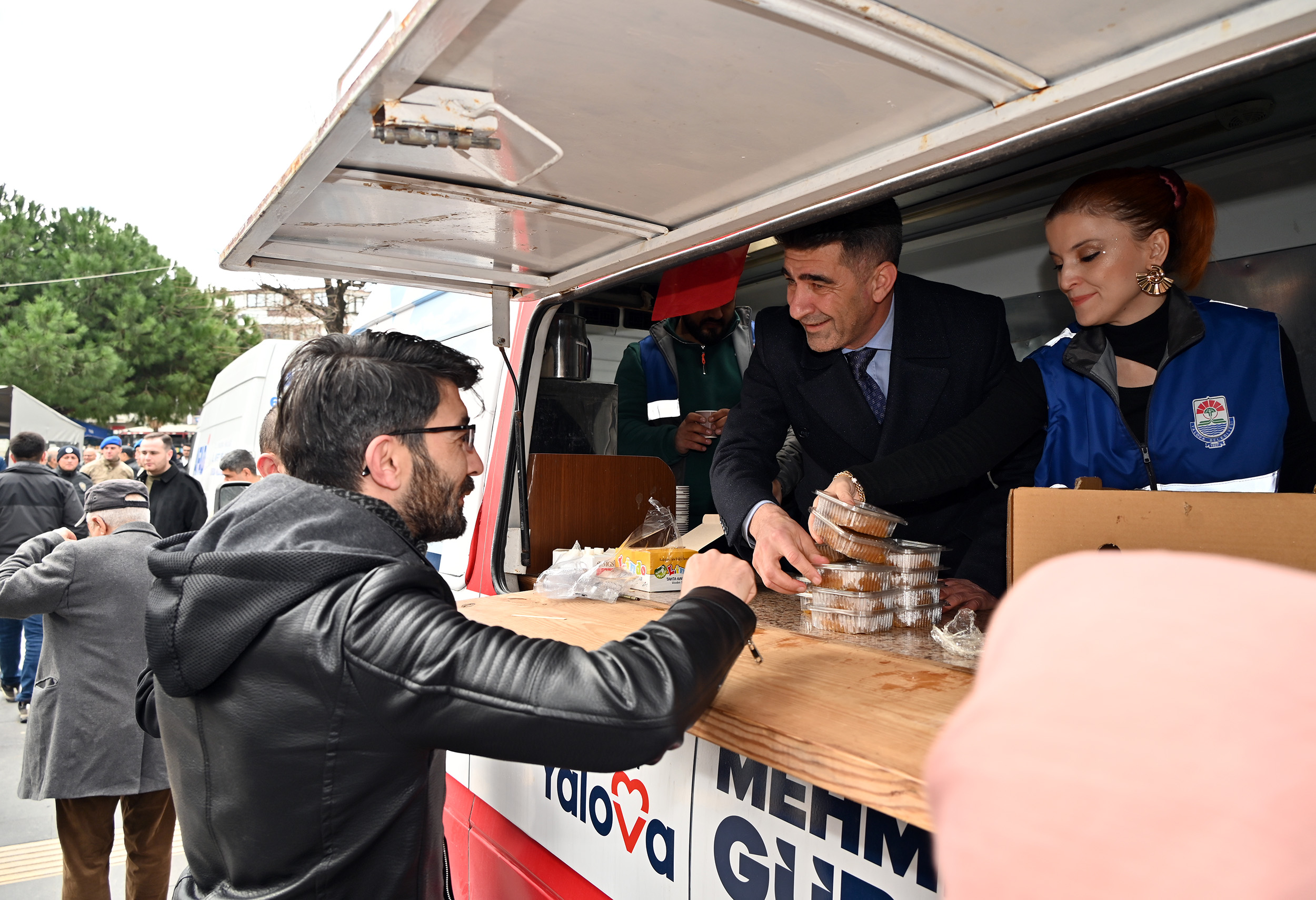YALOVA BELEDİYESİ’NDEN 6 ŞUBAT DEPREMİ’NİN YIL DÖNÜMÜNDE VATANDAŞLARA HELVA İKRAMI