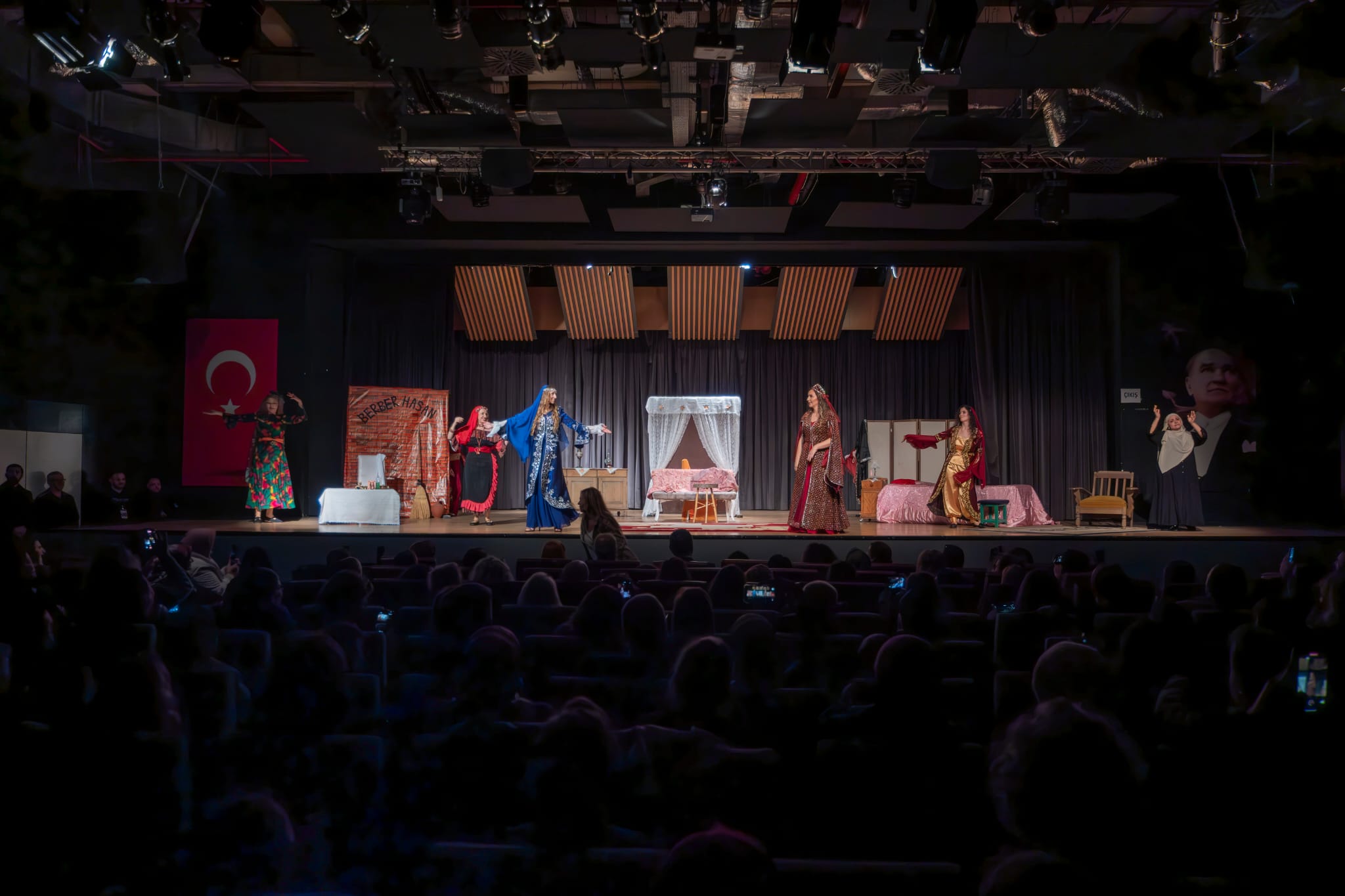 YALOVA BELEDİYESİ KADIN TİYATRO TOPLULUĞU 7 KOCALI HÜRMÜZ” İLE BÜYÜK BEĞENİ TOPLADI