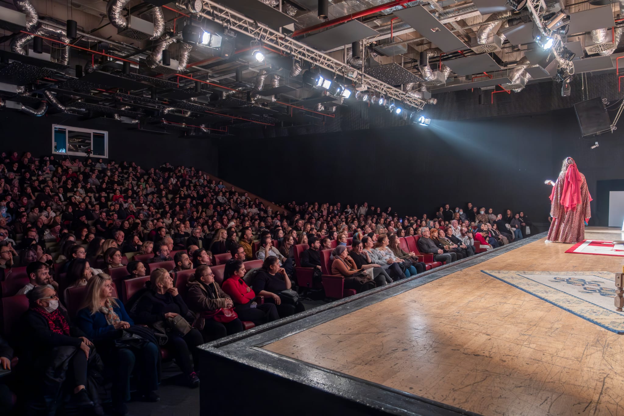 YALOVA BELEDİYESİ KADIN TİYATRO TOPLULUĞU 7 KOCALI HÜRMÜZ” İLE BÜYÜK BEĞENİ TOPLADI