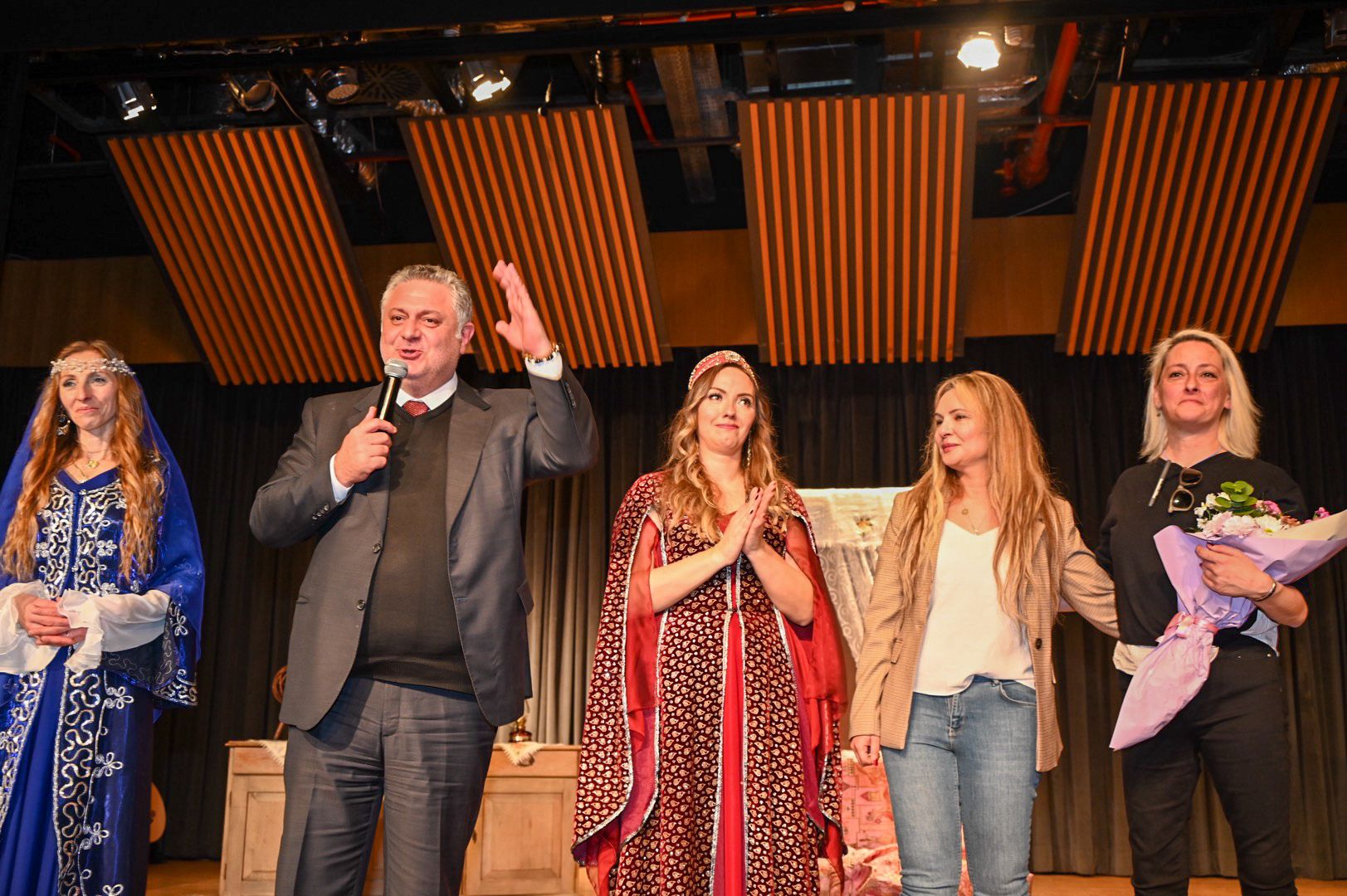 YALOVA BELEDİYESİ KADIN TİYATRO TOPLULUĞU 7 KOCALI HÜRMÜZ” İLE BÜYÜK BEĞENİ TOPLADI