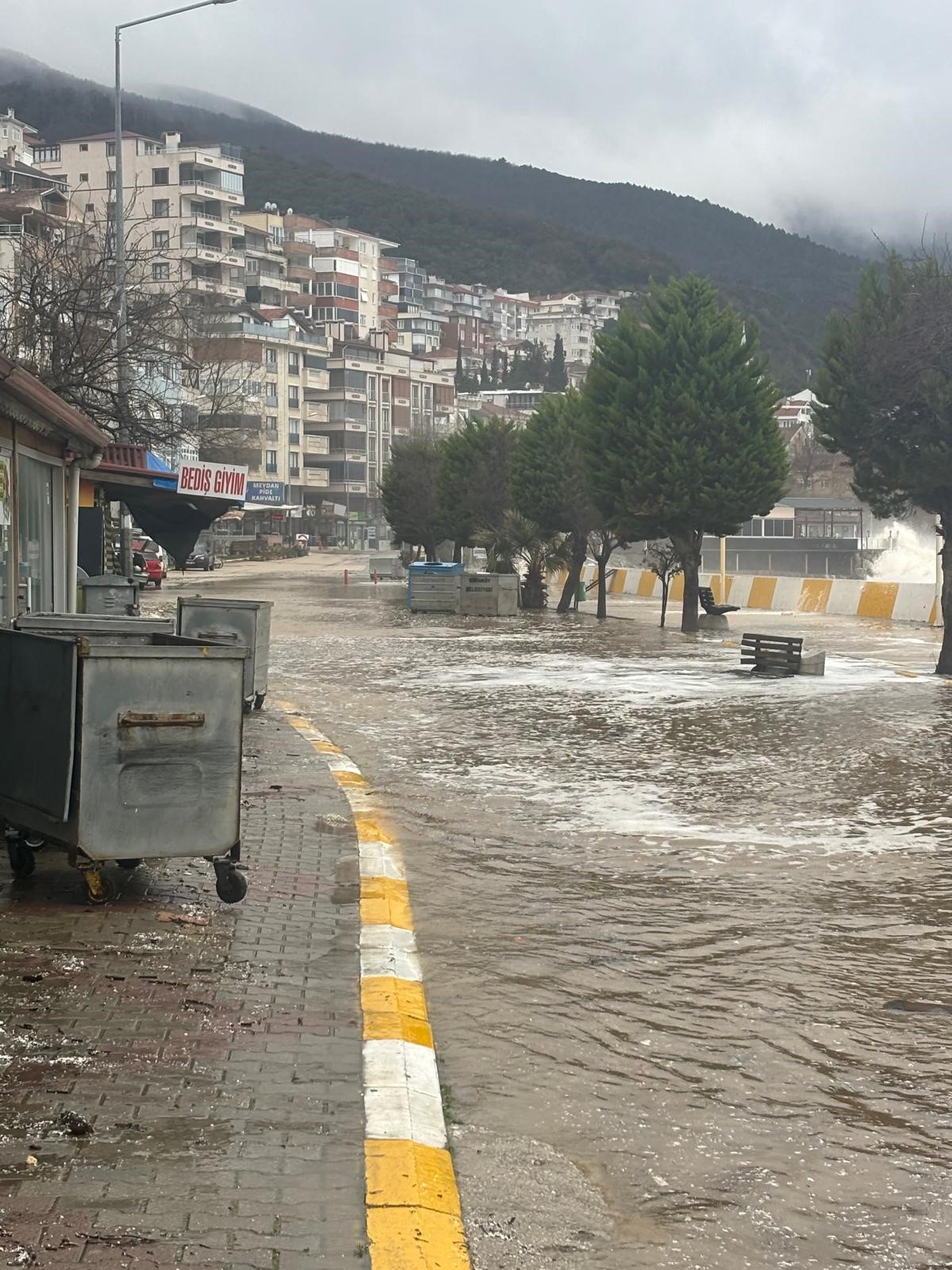 Marmara’da Fırtına Alarmı: Esenköy’de Deniz Taşkınları Hasara Yol Açtı