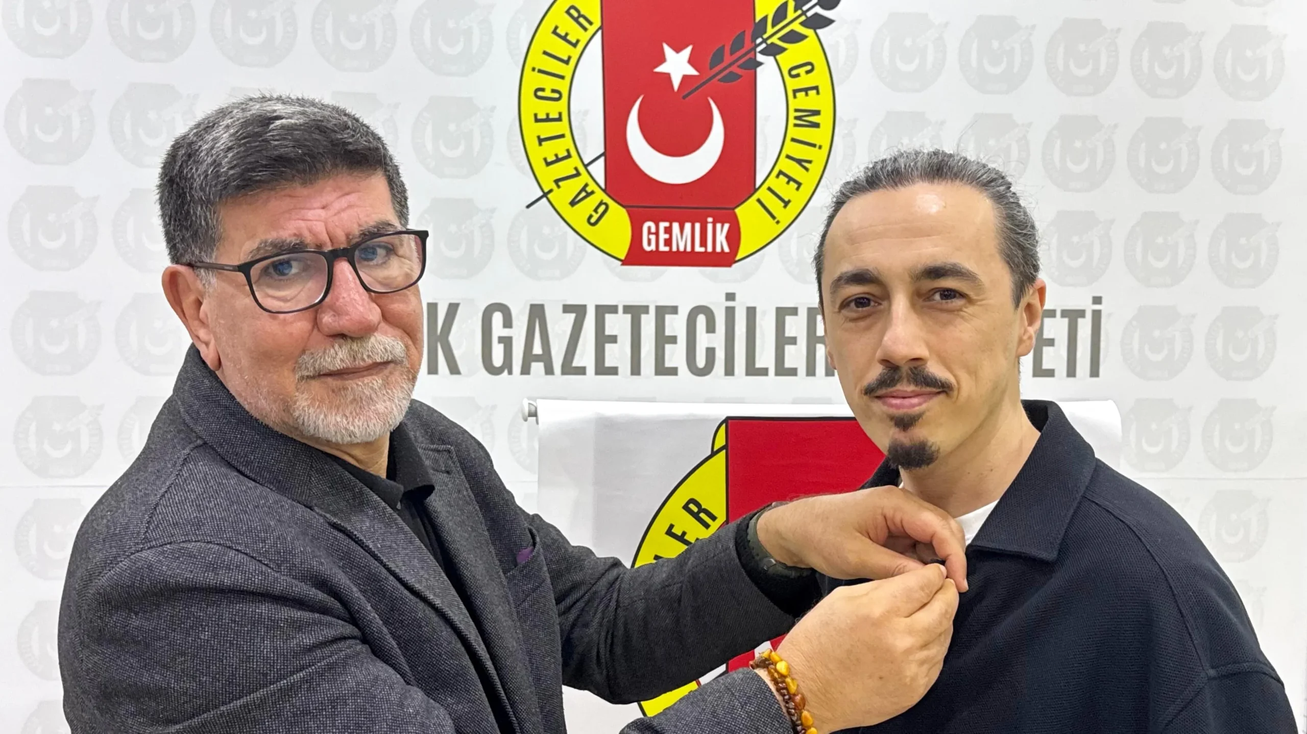 Gemlik Gazeteciler Cemiyeti Büyümeye Devam Ediyor: Yeni Üyelere Törenle Rozet Takıldı