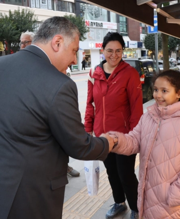 BAŞKAN GÜREL İFTAR SAATİ ÖNCESİ ESNAF VE VATANDAŞLARLA BİR ARAYA GELDİ