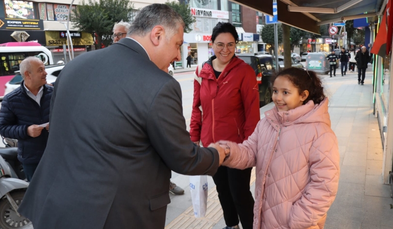 BAŞKAN GÜREL İFTAR SAATİ ÖNCESİ ESNAF VE VATANDAŞLARLA BİR ARAYA GELDİ