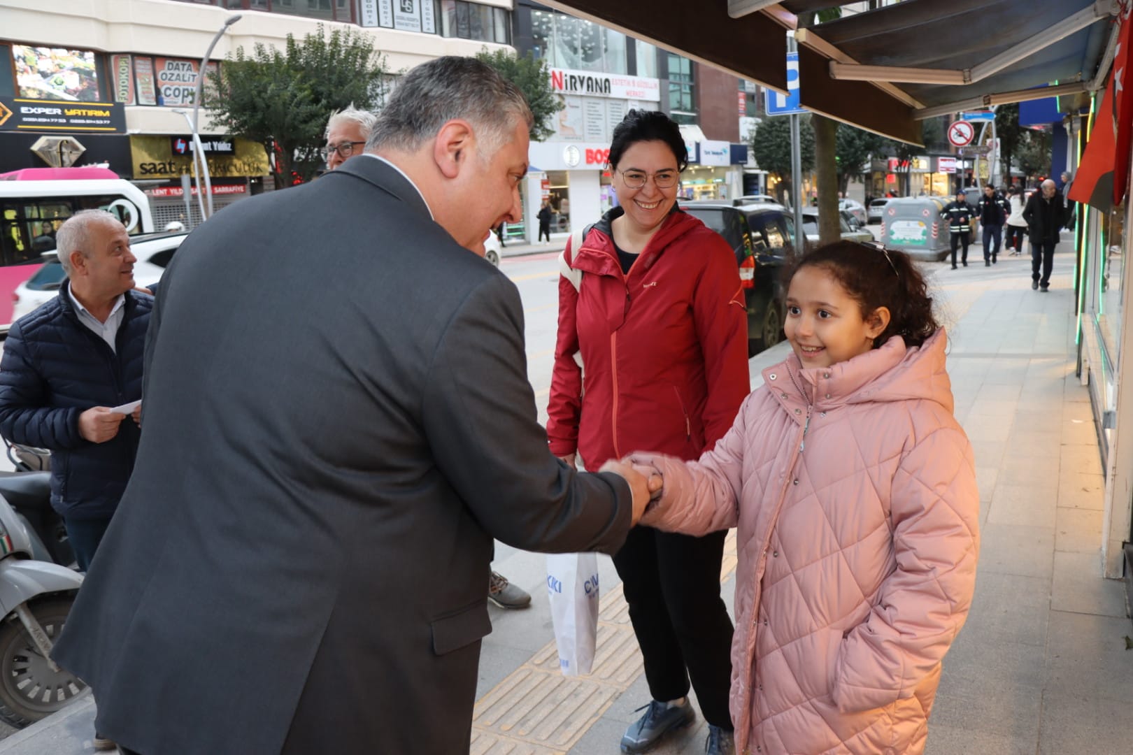 BAŞKAN GÜREL İFTAR SAATİ ÖNCESİ ESNAF VE VATANDAŞLARLA BİR ARAYA GELDİ