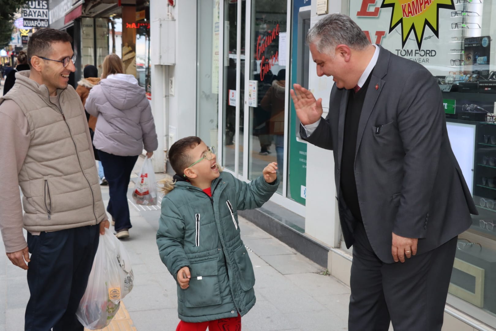 BAŞKAN GÜREL İFTAR SAATİ ÖNCESİ ESNAF VE VATANDAŞLARLA BİR ARAYA GELDİ 5 BAŞKAN GÜREL İFTAR SAATİ ÖNCESİ ESNAF VE VATANDAŞLARLA BİR ARAYA GELDİ