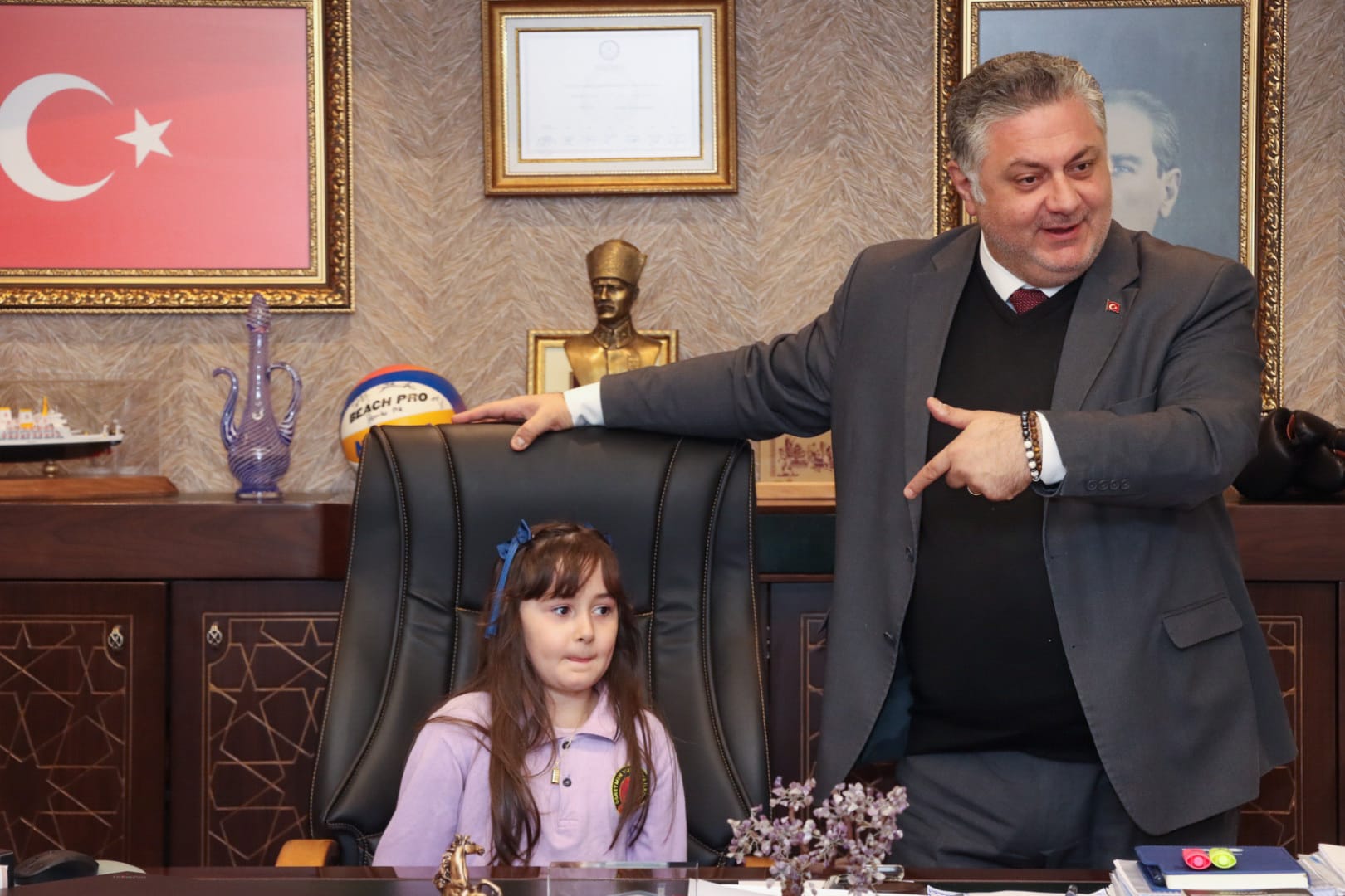 ÖĞRENCİLER’DEN BAŞKAN GÜREL’E ZİYARET 4 ÖĞRENCİLER’DEN BAŞKAN GÜREL’E ZİYARET