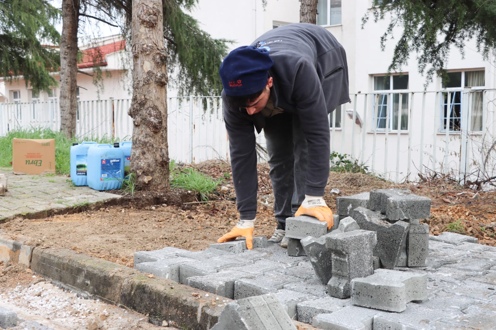 PARKE YOLLAR VE KALDIRIMLAR ONARILIYOR