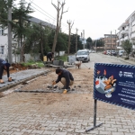 PARKE YOLLAR VE KALDIRIMLAR ONARILIYOR