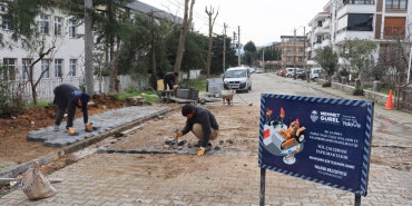 PARKE YOLLAR VE KALDIRIMLAR ONARILIYOR