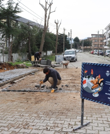 PARKE YOLLAR VE KALDIRIMLAR ONARILIYOR