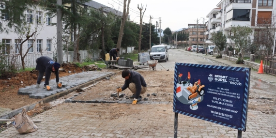 PARKE YOLLAR VE KALDIRIMLAR ONARILIYOR