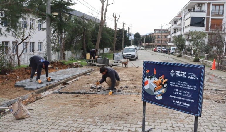 PARKE YOLLAR VE KALDIRIMLAR ONARILIYOR