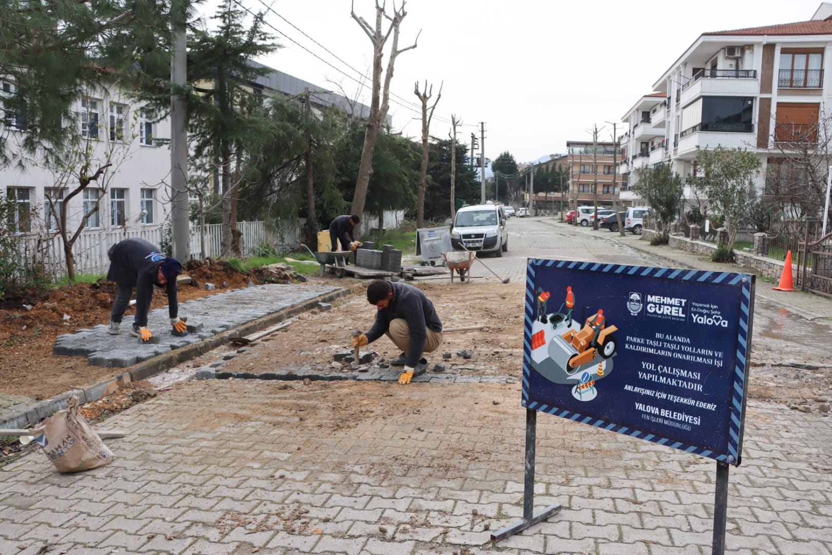 PARKE YOLLAR VE KALDIRIMLAR ONARILIYOR