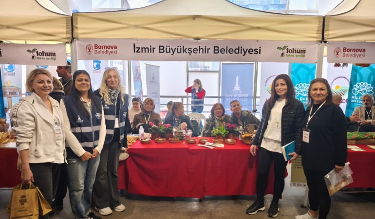 YEREL TOHUMLAR BORNOVA’DA BİNLERCE VATANDAŞLA BULUŞTU 1 YEREL TOHUMLAR BORNOVA’DA BİNLERCE VATANDAŞLA BULUŞTU