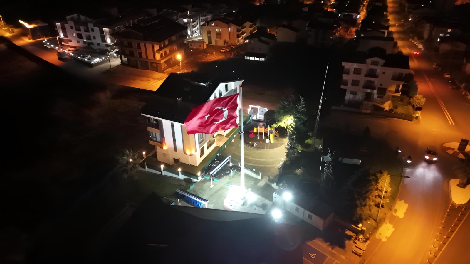 ÇİFTLİKKÖY’DE BAYRAKTEPE’DE DEV TÜRK BAYRAĞINA ÖZEL AYDINLATMA