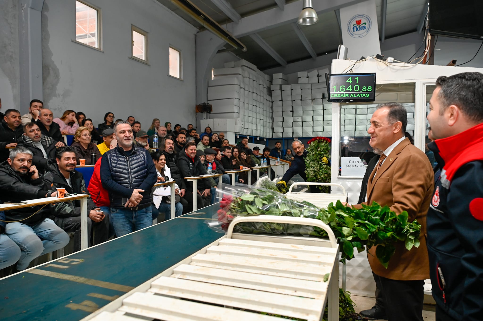 Vali Dr. Ahmet Hamdi Usta’dan Çiçek Mezatına Ziyaret: “Üreticimizin Alın Teri Kazanca Dönüşüyor”