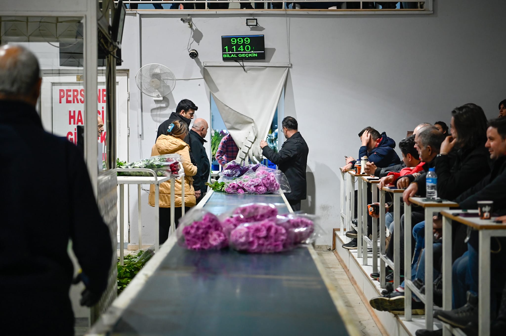 Vali Dr. Ahmet Hamdi Usta’dan Çiçek Mezatına Ziyaret: “Üreticimizin Alın Teri Kazanca Dönüşüyor”
