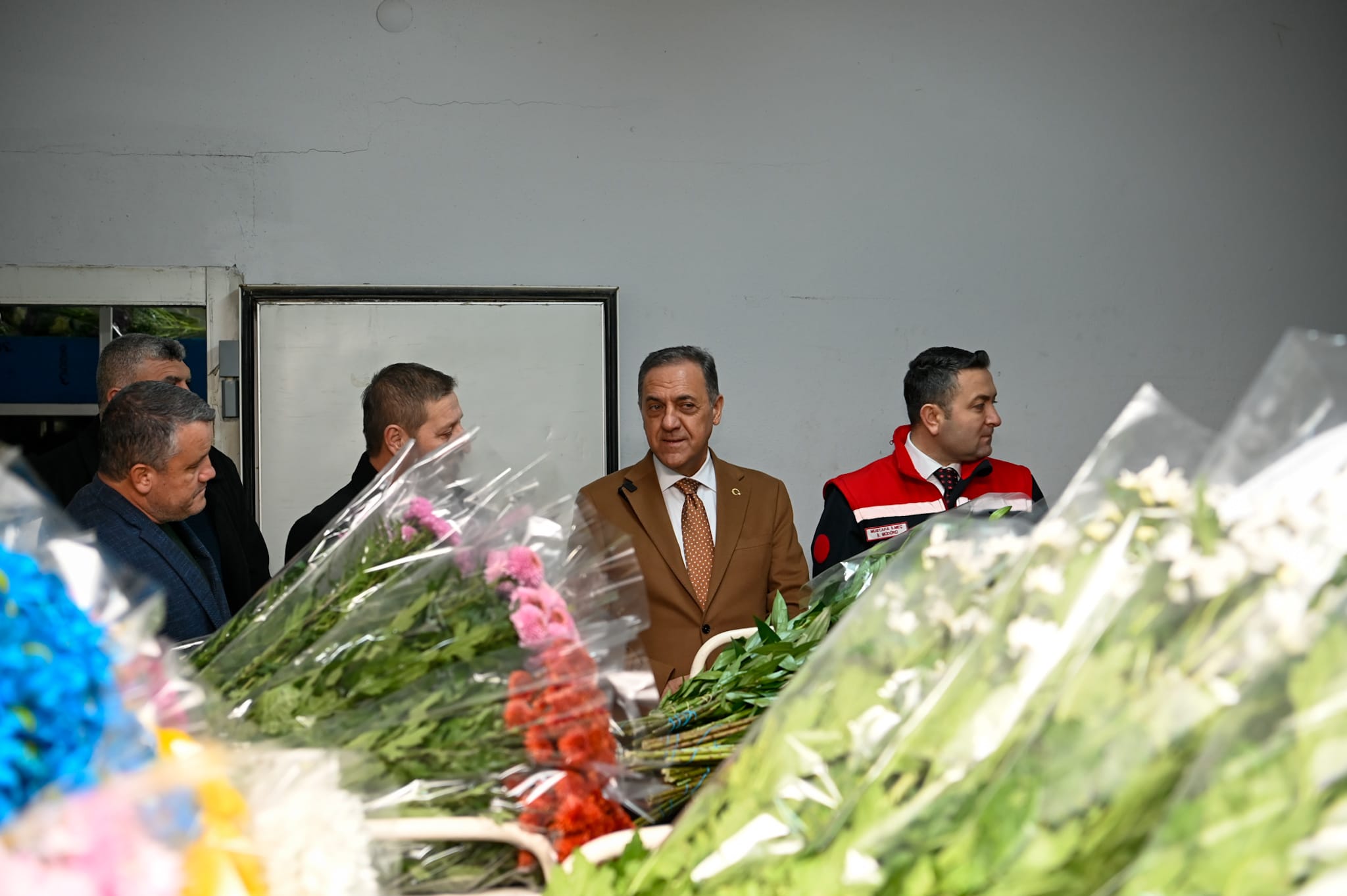 Vali Dr. Ahmet Hamdi Usta’dan Çiçek Mezatına Ziyaret: “Üreticimizin Alın Teri Kazanca Dönüşüyor”