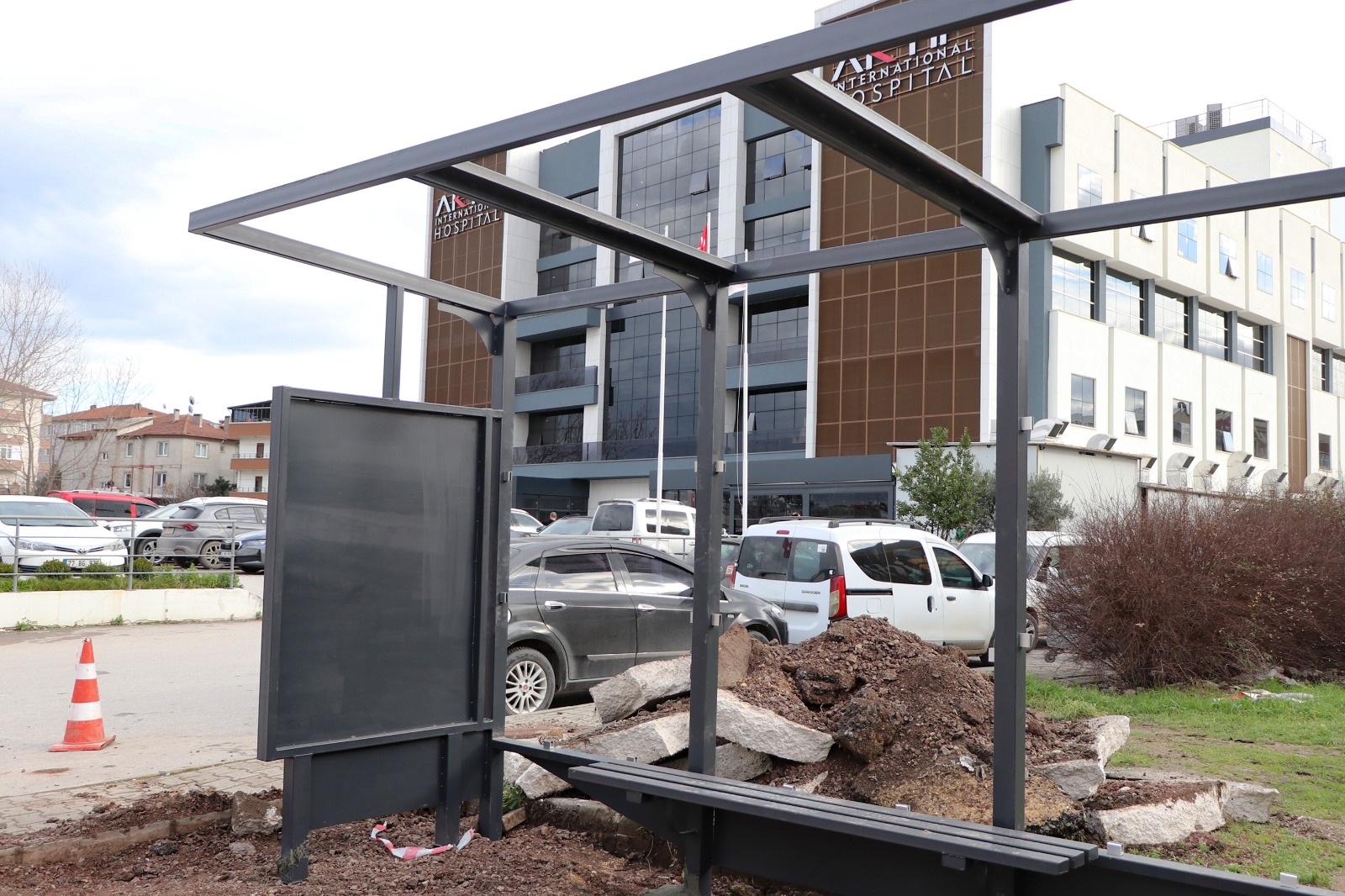 ÇİFTLİKKÖY’DE DURAK YENİLEMELERİ SÜRÜYOR