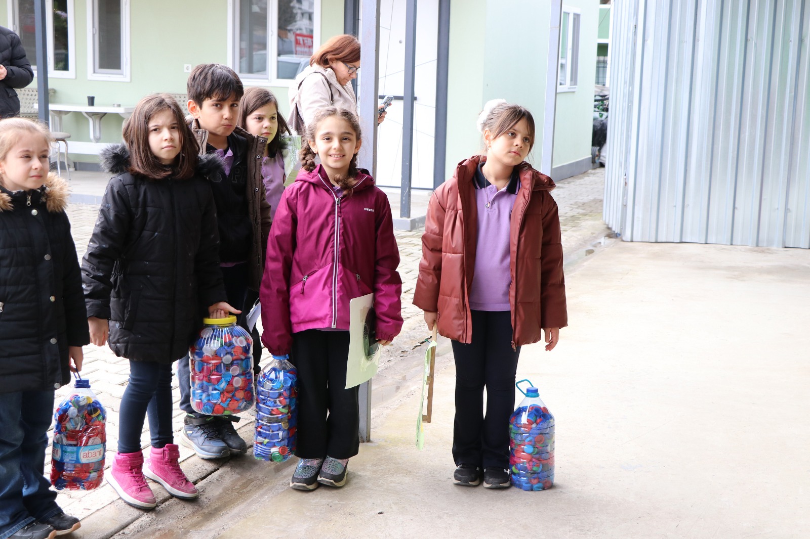 ÇİFTLİKKÖY’DE ÖĞRENCİLER GERİ DÖNÜŞÜMÜ YERİNDE ÖĞRENDİ