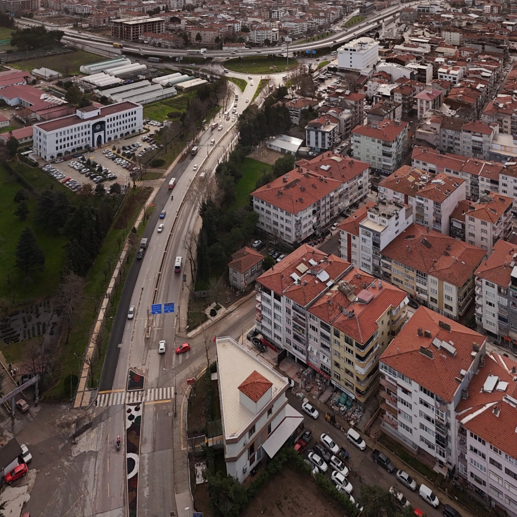 YALOVA’NIN GİRİŞİNDE TRAFİĞİ RAHATLATAN ÇALIŞMA TAMAMLANDI