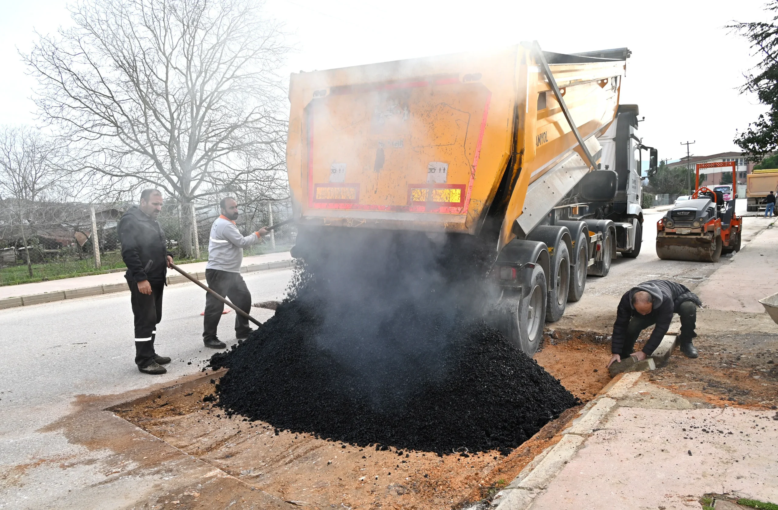 YALOVA BELEDİYESİ’NDEN YOL VE KALDIRIM ÇALIŞMASI
