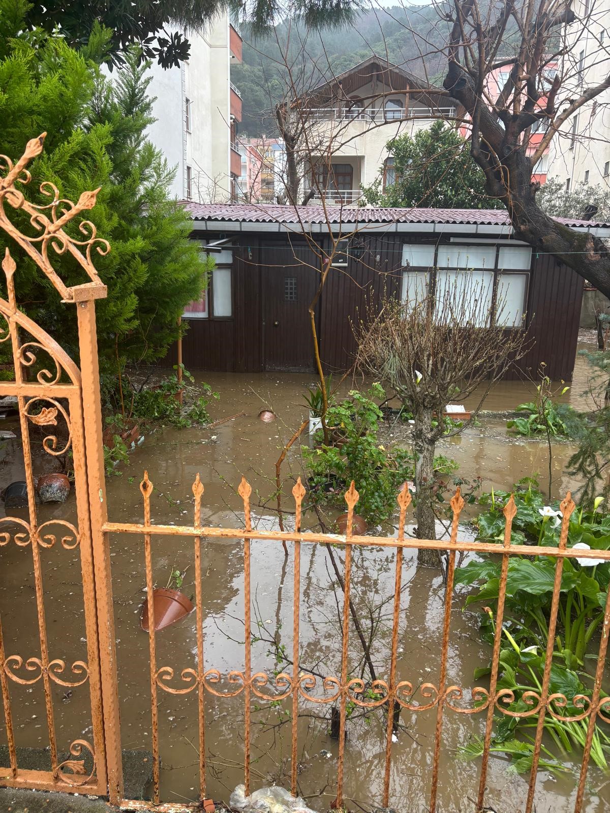 Marmara’da Fırtına Alarmı: Esenköy’de Deniz Taşkınları Hasara Yol Açtı