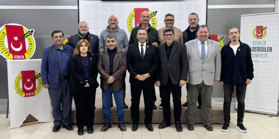 Gemlik Gazeteciler Cemiyeti Büyümeye Devam Ediyor: Yeni Üyelere Törenle Rozet Takıldı