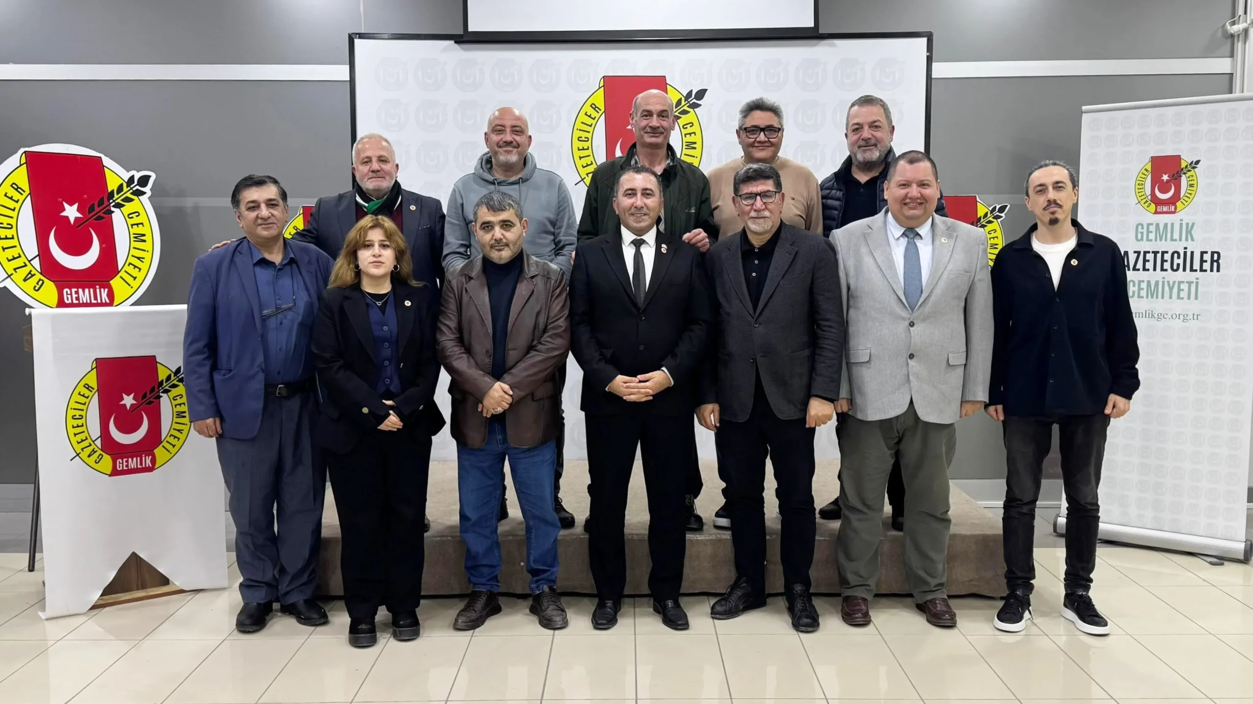 Gemlik Gazeteciler Cemiyeti Büyümeye Devam Ediyor: Yeni Üyelere Törenle Rozet Takıldı