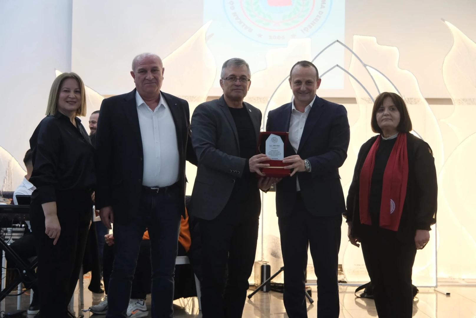 ÇİFTLİKKÖY’DE GRUP AYDOS’LA KADINLAR MATİNESİ YAPILDI