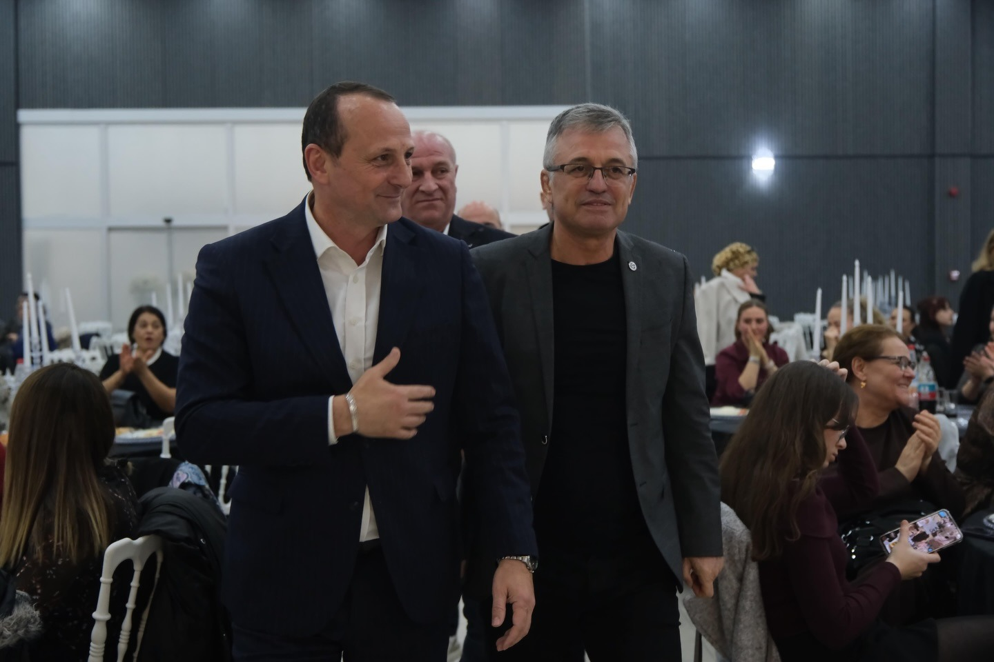 ÇİFTLİKKÖY’DE GRUP AYDOS’LA KADINLAR MATİNESİ YAPILDI