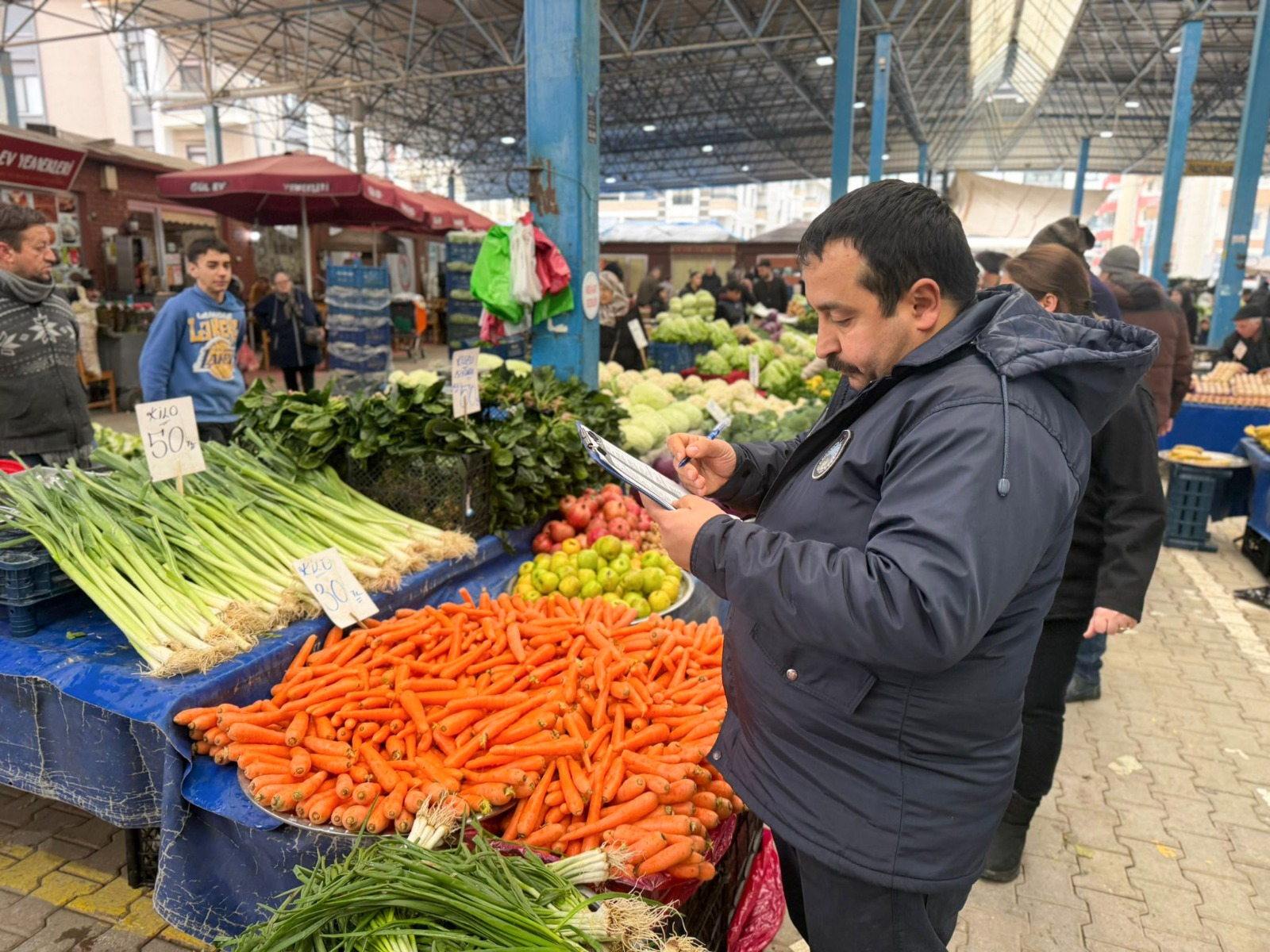 ÇİFTLİKKÖY ZABITASI PAZAR DENETİMLERİNİ SÜRDÜRÜYOR 1 ÇİFTLİKKÖY ZABITASI PAZAR DENETİMLERİNİ SÜRDÜRÜYOR