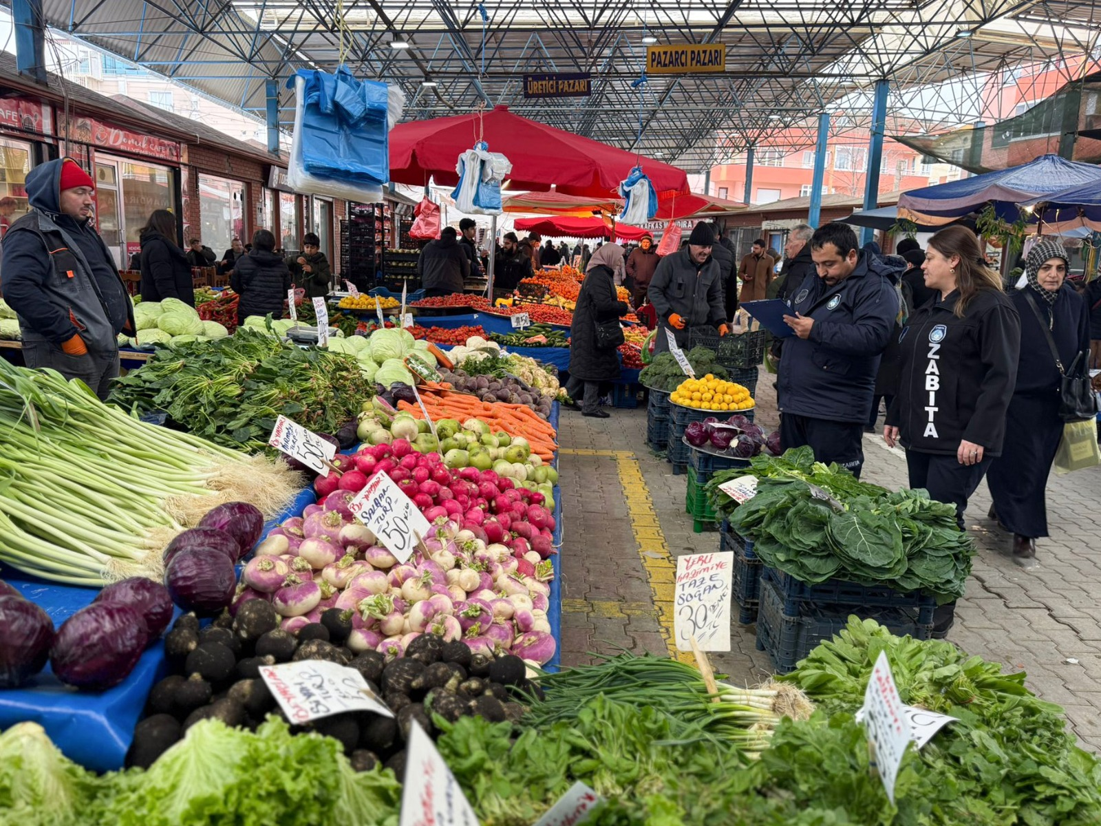 ÇİFTLİKKÖY ZABITASI PAZAR DENETİMLERİNİ SÜRDÜRÜYOR 5 ÇİFTLİKKÖY ZABITASI PAZAR DENETİMLERİNİ SÜRDÜRÜYOR