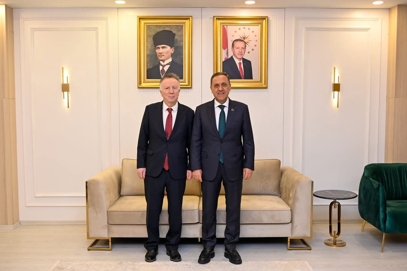 Eski Vali Yusuf Erbay’dan Yalova Valisi Dr. Ahmet Hamdi Usta’ya Hayırlı Olsun Ziyareti 5 Eski Vali Yusuf Erbay’dan Yalova Valisi Dr. Ahmet Hamdi Usta’ya Hayırlı Olsun Ziyareti