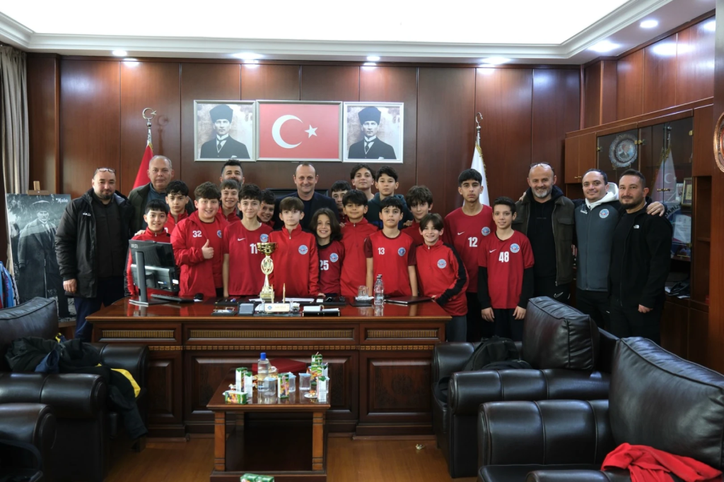 ŞAMPİYONLAR KUPALARINI BAŞKAN YELE’YLE PAYLAŞTI