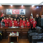 ŞAMPİYONLAR KUPALARINI BAŞKAN YELE’YLE PAYLAŞTI