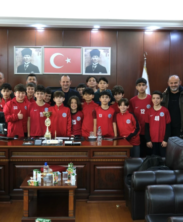 ŞAMPİYONLAR KUPALARINI BAŞKAN YELE’YLE PAYLAŞTI